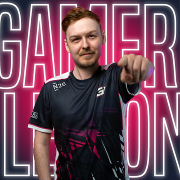 GamerLegion-Schriftzug im Hintergrund und ein Player im Vordergrund, der das GamerLegion-Trikot trägt.