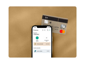 Aplicación N26 que muestra la cantidad de dinero en una cuenta conjunta y en una tarjeta de cuenta Estándar.