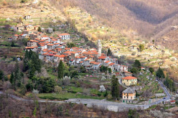 Il villaggio di Triora tra le montagne.