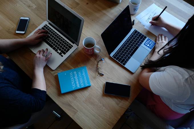 Frauen an Laptops.