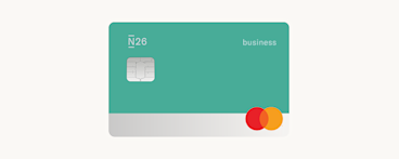 Une carte de débit Mastercard N26 rose et argentée avec une puce EMV argentée dans le coin supérieur gauche et le logo Mastercard dans le coin inférieur droit.