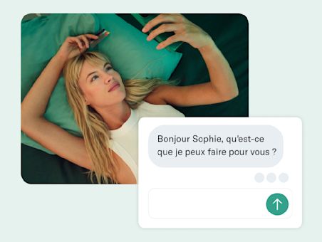 Une femme est allongée sur un lit bleu sarcelle avec un message de bienvenue au premier plan.