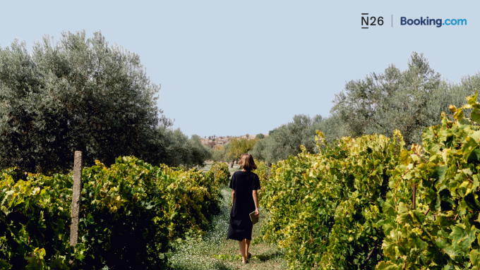 Mujer caminando en un viñedo.