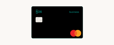Una carta di credito Mastercard N26 nera con un chip EMV d'argento in alto a sinistra e il logo Mastercard rosso e giallo in basso a destra.