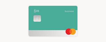 Eine blaugrüne und silberne N26 Debitkarte mit einem silbernen Chip und dem Mastercard-Logo.