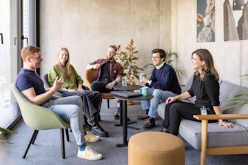 L'équipe N26, deux femmes pendant le déjeuner au bureau avec une fleur à l'avant.