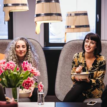 L'équipe N26, deux femmes pendant le déjeuner au bureau avec une fleur à l'avant.