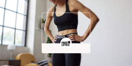 Muchacha del deporte Freeletics con ropa de color negro descansando después del entrenamiento.