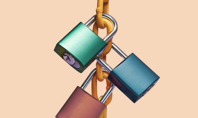 Cerraduras de diferentes colores bloqueadas en una cadena.
