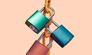 An einer Kette befestigte verschiedenfarbige Schlösser.