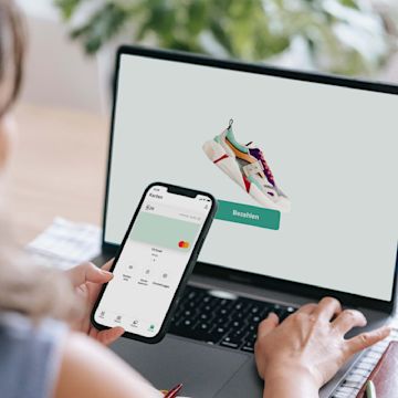 Kunde, der die N26 App verwendet und online mit einer virtuellen Karte kauft.