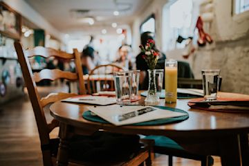 Restauranttisch mit einigen Getränken.