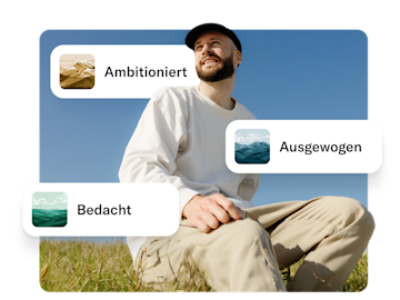 Ein Mann sitzt auf dem Gras, mit drei Pop-ups im Vordergrund, die mit "Ambitioniert," "Ausgewogen," und "Bedacht" beschriftet sind.