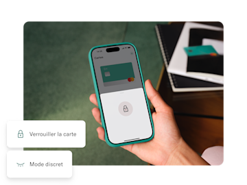 Une main tient un téléphone montrant une carte N26 numérique avec des options superposées pour verrouiller la carte ou activer le mode discret.