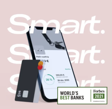 Image d'un téléphone portable affichant un sous-compte à l'écran et une carte de débit noire sur le côté avec le logo Forbes de la meilleure banque.