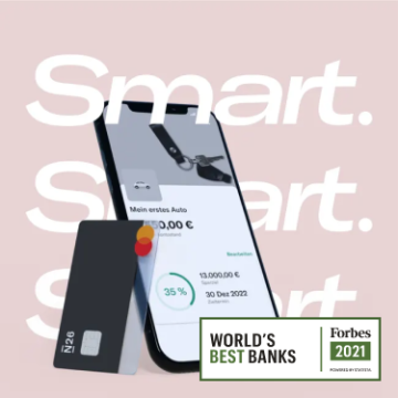 Bild eines Mobiltelefons mit einem Unterkonto auf dem Bildschirm und einer schwarzen Debitkarte mit dem Logo der besten Bank von Forbes.