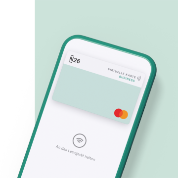 N26 Banking-App für Freelancer mit einer Virtual Card von Mastercard auf einem hellgrünen Hintergrund.