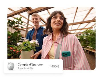 Un homme et une femme dans une serre tiennent une plante en pot, avec une carte superposée affichant un solde d'épargne.