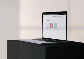 Ordinateur portable avec version de bureau de N26 sur un tableau noir.