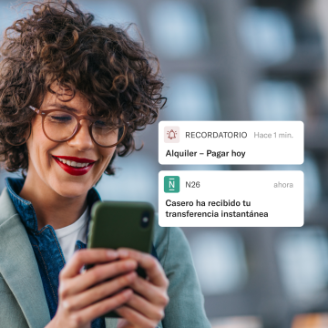 Mujer mirando su móvil haciendo una transferencia inmediata.