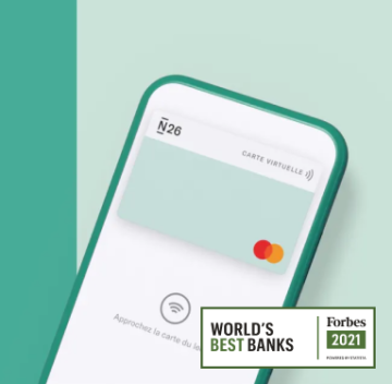 Application bancaire N26 montrant une mastercard virtuelle sur un fond vert clair avec le logo Forbes de la meilleure banque.