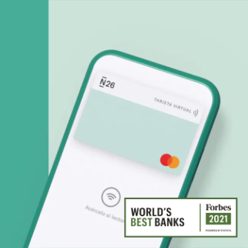 Aplicación bancaria N26 que muestra una mastercard virtual sobre un fondo verde claro con el logotipo del mejor banco de Forbes.