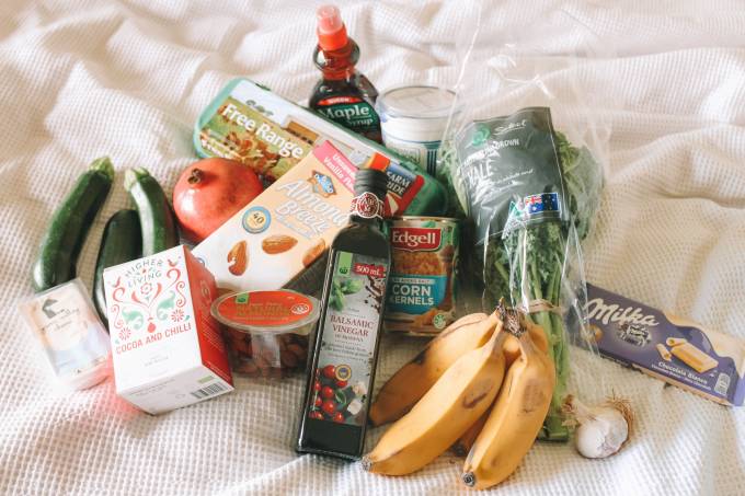 Wocheneinkauf mit Obst, Gemüse und Snacks.