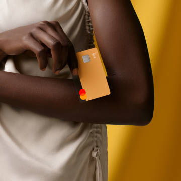Person holding an N26 Sand You card in their hand.