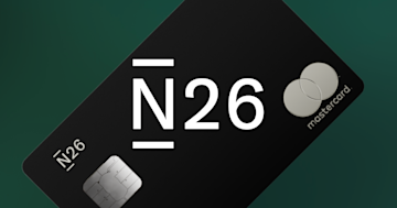 Una tarjeta N26 Metal sobre un fondo negro, con el logo de N26 en primer plano.