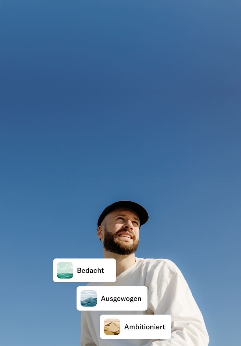 Ein lächelnder Mann sitzt im Freien auf einer sonnigen Wiese und trägt legere Kleidung. Dabei werden die N26-Investmentfonds „Ambitious“ und „Balanced“ hervorgehoben, begleitet von einem Diagramm, das einen Wachstumstrend zeigt.