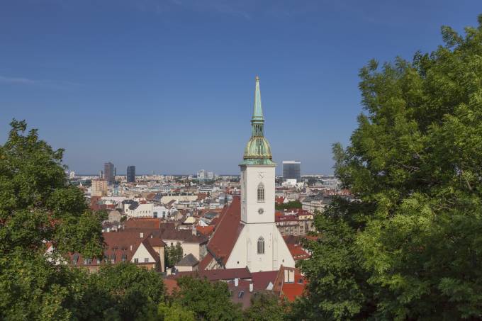 Ville Skyline de Bratislava (Slovaquie) avec la cathédrale Saint-Martin.