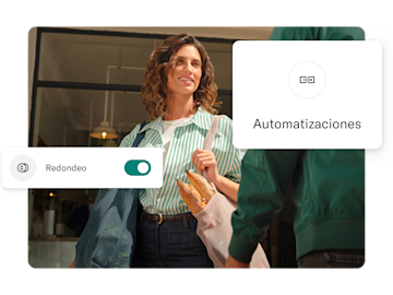 Una mujer sostiene comestibles, con tarjetas superpuestas que muestran la función "Redondeos" activada y un icono de "Automatizaciones".