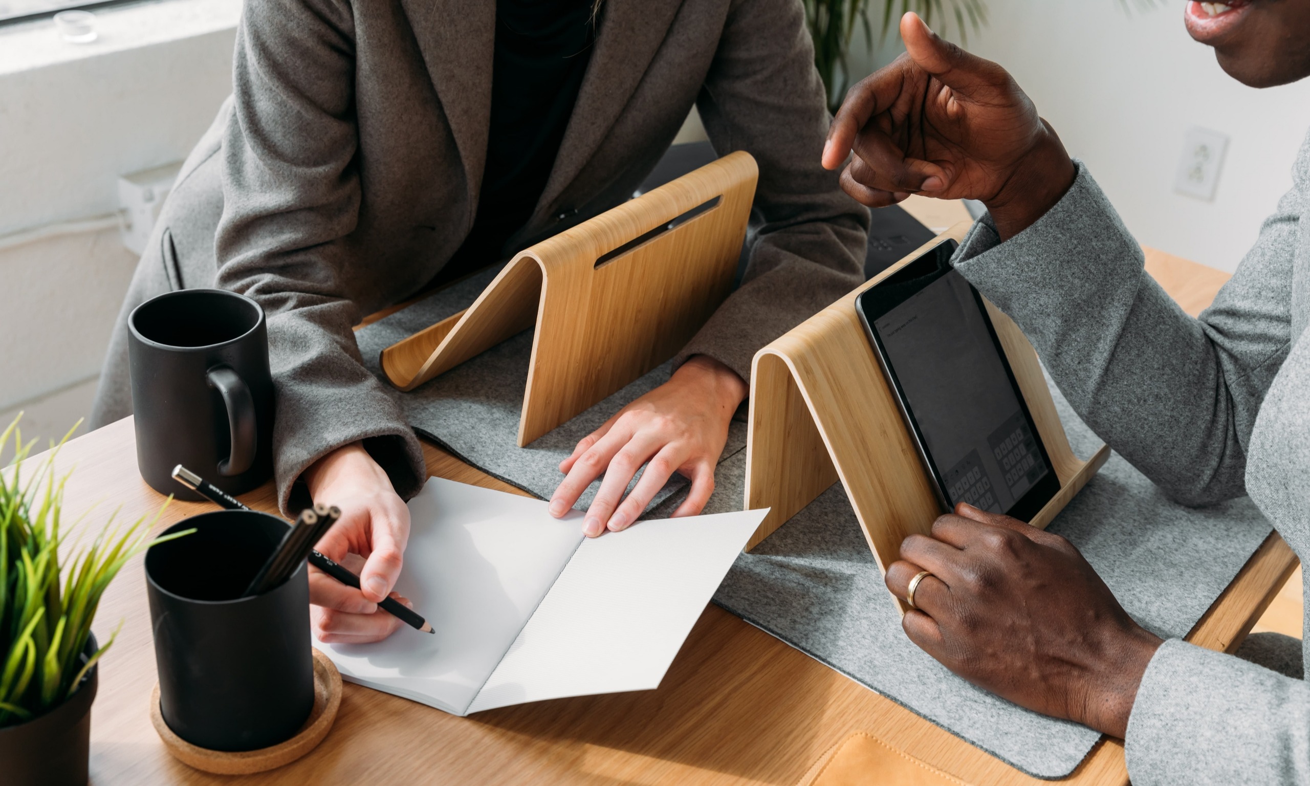 Dos freelancers en una reunión profesional.