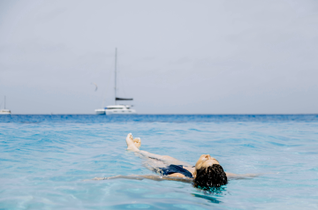 Eine Frau treibend im Meer.