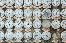 una colección de todos los relojes que muestran veces en diferentes ciudades del mundo.