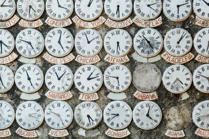 una colección de todos los relojes que muestran veces en diferentes ciudades del mundo.