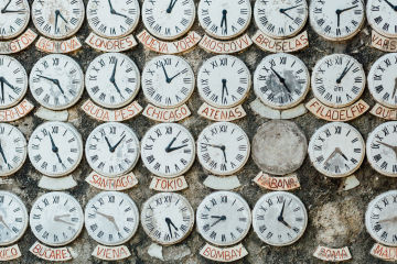 une collection de toutes les horloges montrant les temps dans différentes villes du monde.