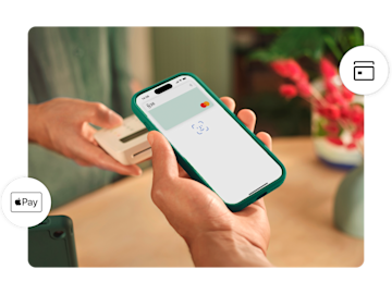 Una persona confirma una transacción de Apple Pay usando un iPhone que muestra la tarjeta N26 y la solicitud de Face ID.