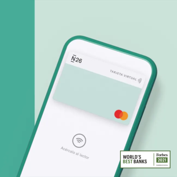 Aplicación bancaria N26 que muestra una mastercard virtual sobre un fondo verde claro con el logotipo del mejor banco de Forbes.