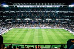 Uno stadio di calcio con il pubblico.