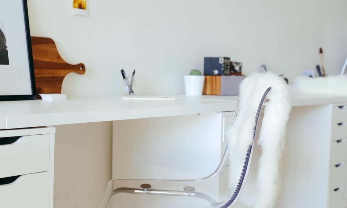 un escritorio y mesa de un freelance.