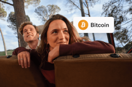 Imagen de una pareja e ilustración de bitcoin.