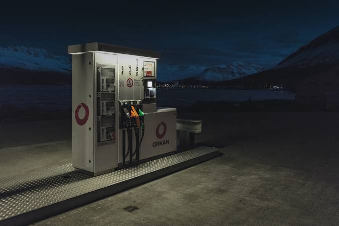 distributore di benzina in un paesaggio di montagne.