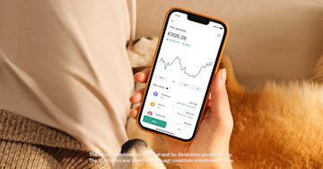 Hand holding a phone with N26 Crypto.