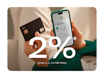 Mann liegt auf einem Sofa und hält sein Handy, während die Texte „instant savings“ und „2.25% AER“ erscheinen.