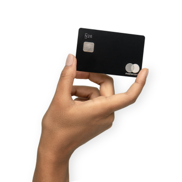 Une main tenant une carte de crédit.