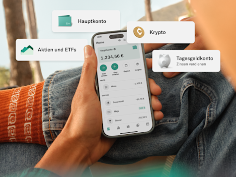 Eine Person hält ein Smartphone, auf dem eine Finanz-App mit hervorgehobenen Funktionen wie „Hauptkonto“, „Aktien und ETFs“, „Krypto“ und „Sofortsparen“ angezeigt wird. Im Hintergrund ist eine lässige Outdoor-Situation mit Jeans und leuchtend orangefarbenen Socken zu sehen.