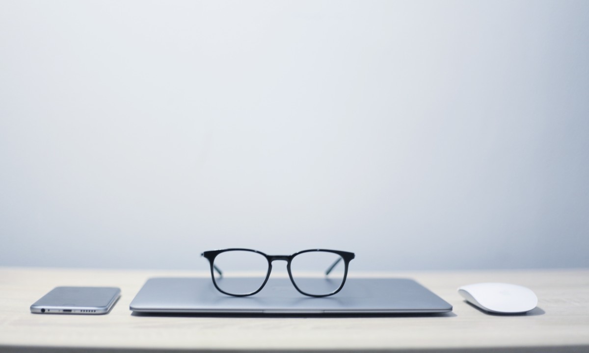 des lunettes posées sur un ordinateur.