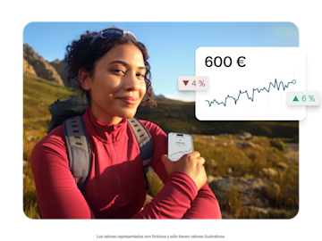 Una mujer al aire libre sostiene su móvil con un popup en primer plano que muestra la fluctuación de una inversión.