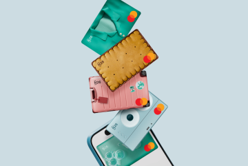 Eine Auswahl von N26 virtuellen Karten in Form eines Cookies, eines Hemdes, eines Koffers, Lautsprechern und einer Seife.